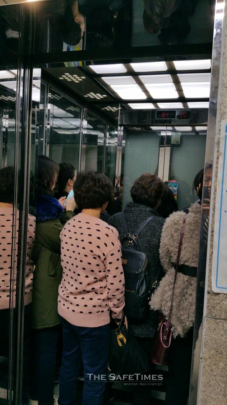 ▲ 24일 오전 지하철 2호선 서울시청역 9번 출구와 연결되는 엘리베이터를 시민들이 이용하고 있다. ⓒ 세이프타임즈