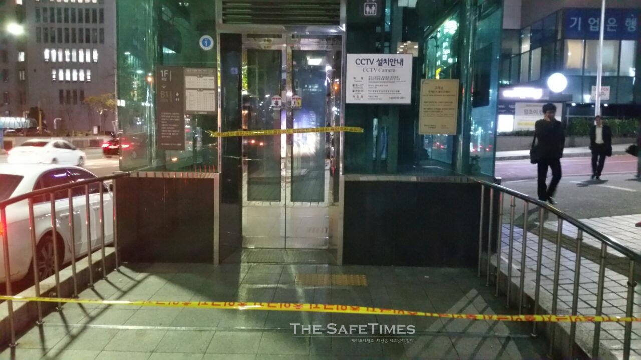 세이프타임즈가 엘리베이터가 불안하다고 보도한 24일 오후 서울메트로가 서울시청역 엘리베이터 운행을 중단한 채 특별점검을 실시하고 있다. ⓒ 세이프타임즈