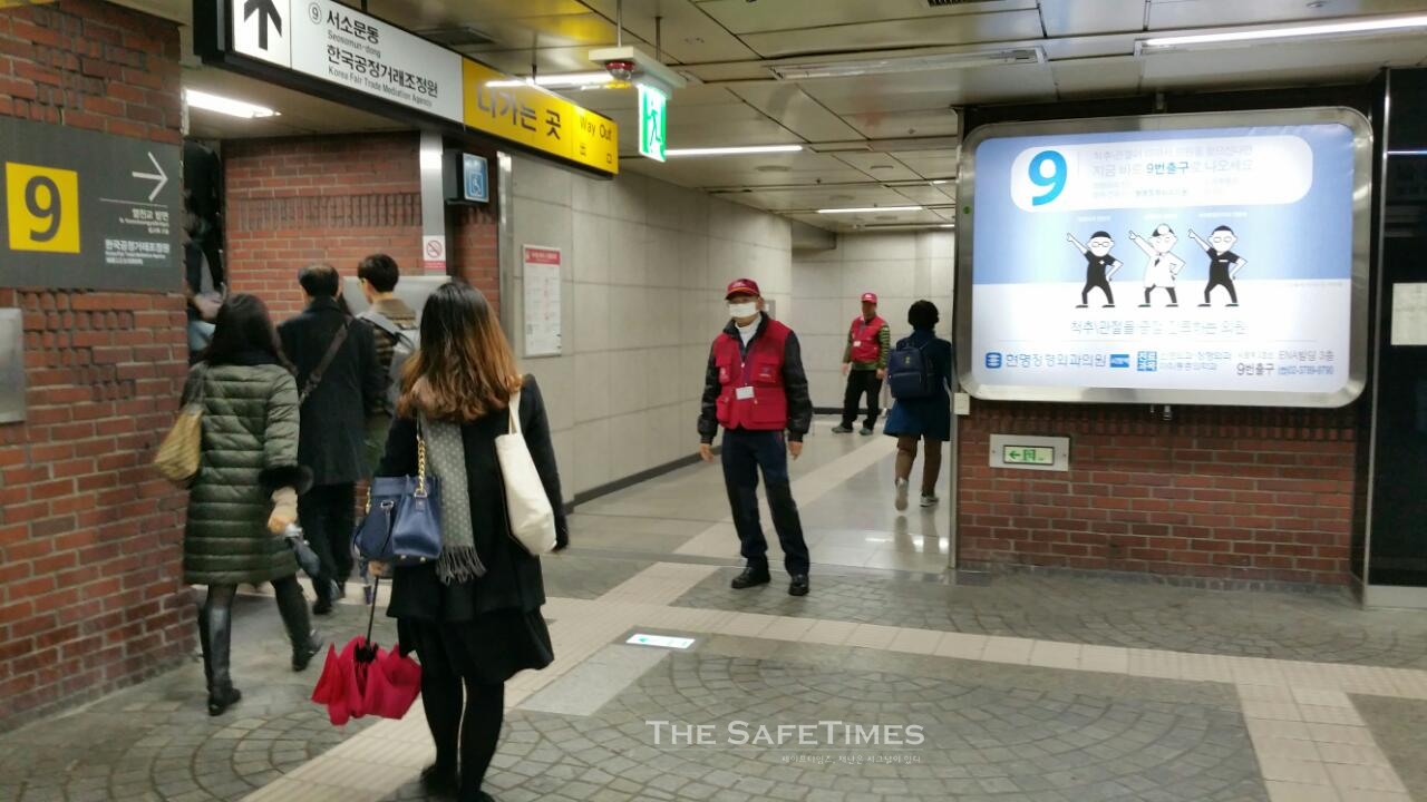 세이프타임즈가 서울시청역 엘리베이터가 불안하다고 보도한 다음날인 25일 아침 지하철 도우미들이 이용을 통제하고 있다. ⓒ 세이프타임즈