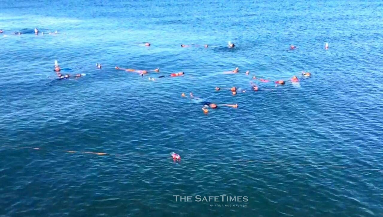 ▲ 지난 7일 필리핀 민도로섬 산타 크루즈 해변에서 필리핀 청소년 300여명이 잎새뜨기 생존 수영을 시연하고 있다. ⓒ 김철기 대한파킨슨병협회 체육이사