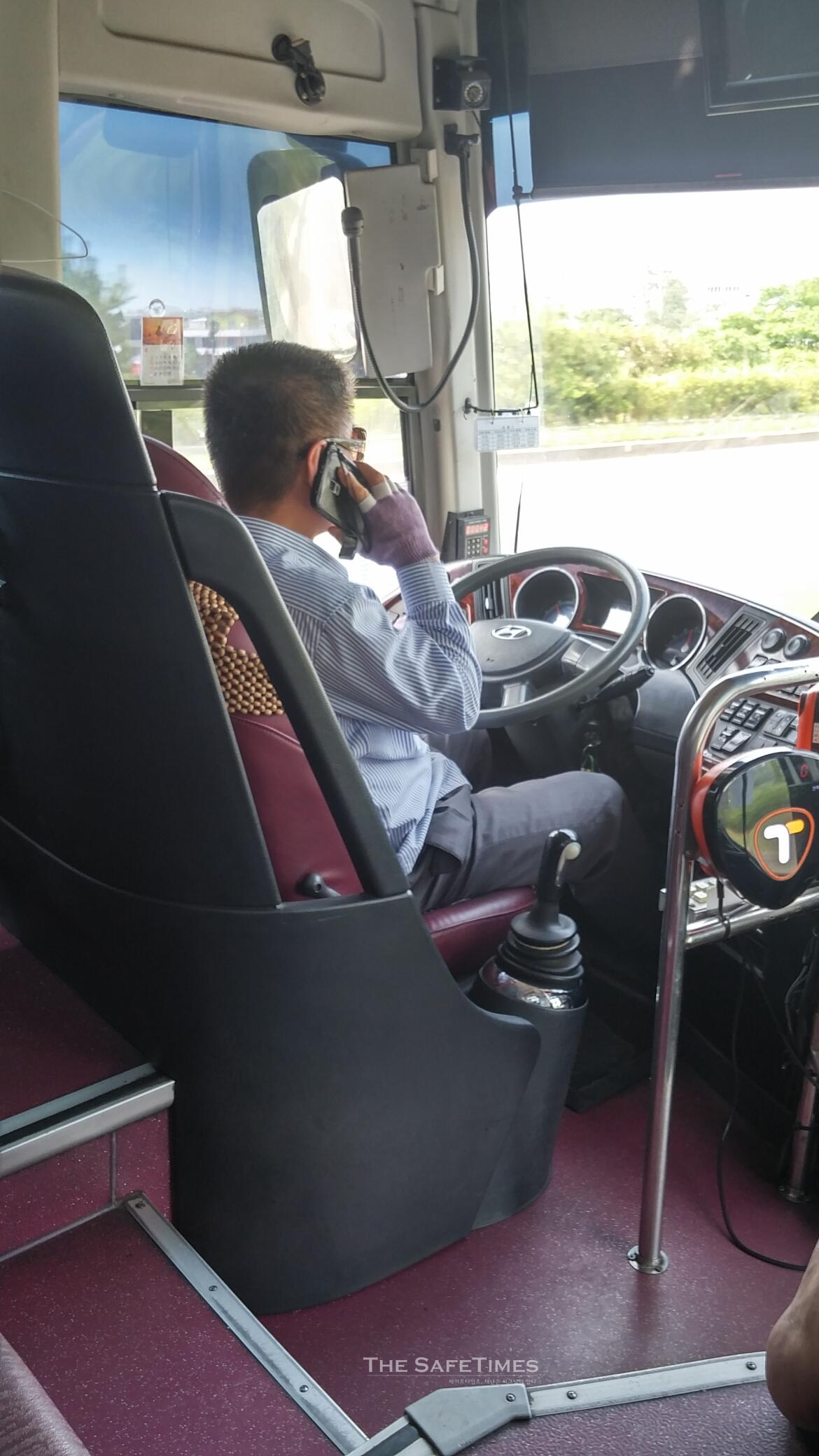 ▲ 21일 제주지역의 리무진 버스가 운행중 안전벨트도 하지 않은 채 전화를 하고 있다. ⓒ 전대웅 기자