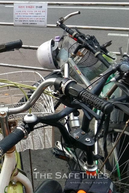▲ 서울 광진구청에서 부착한 '자전거 주차금지' 안내표지 옆에 버젓이 자전거들이 놓여져 있다. ⓒ 박용성 기자