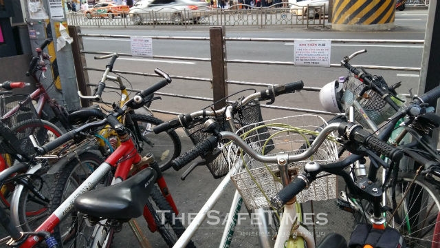 ▲ 서울 지하철 2호선 건대입구역 6번 출구에 광진구가 붙여 놓은 안내문이 무색하게 자전거가 무분별하게 놓여져 있다. ⓒ 박용성 기자