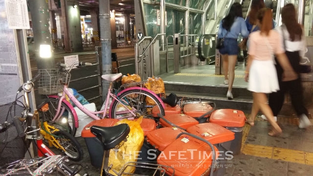 ▲ 서울 지하철 건대입구역 진출입로 앞에 자전거와 음식물 잔반통으로 쓰레기장을 방불케 하고 있다. ⓒ 박용성 기자