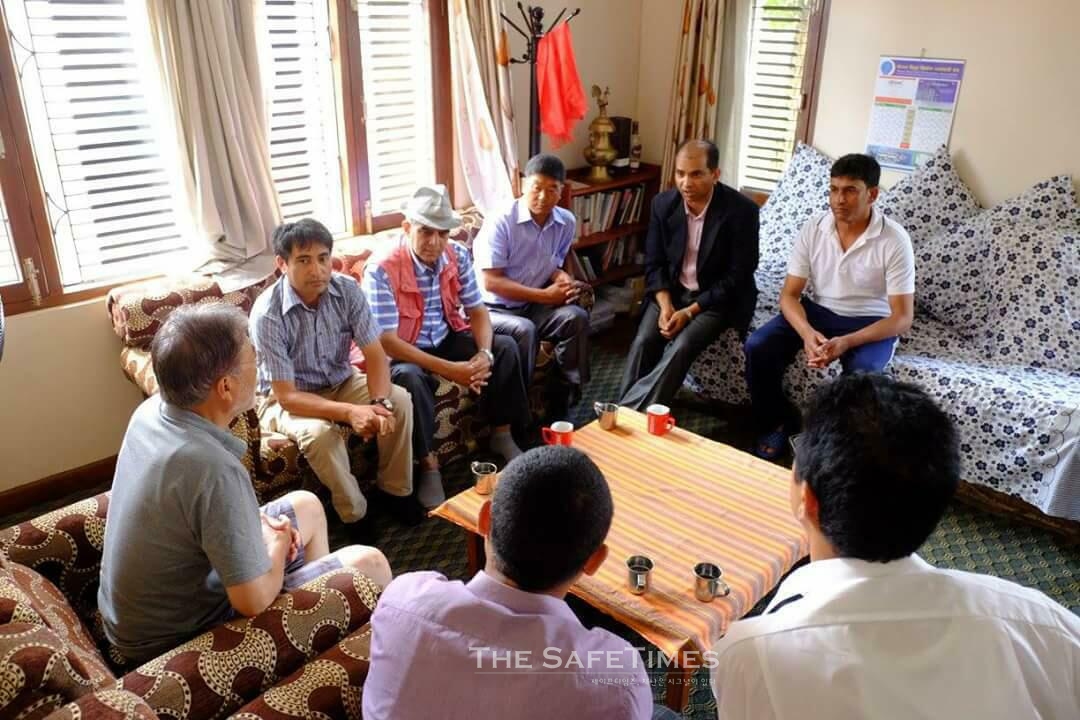 ▲문재인 전 대표가 네팔 마야거르추 민박집에서 이주 노동자들과 대화를 하고 있다. ⓒ 벅터 람