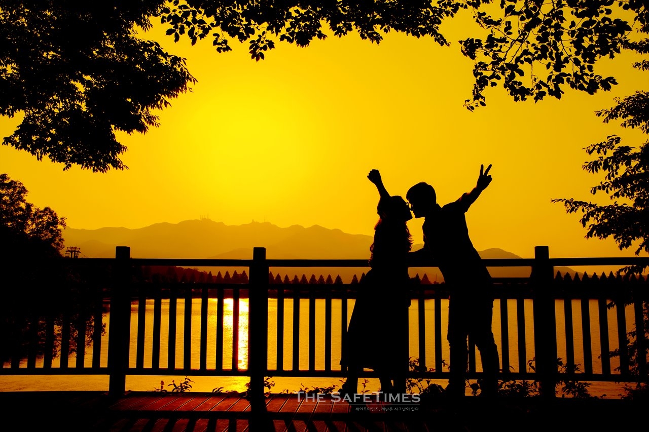 ▲ 28일 서울대공원에서 열린 축제에 참여한 한 커플이 석양속에서 '사랑의 노래'를 부르고 있다. ⓒ 오건호 전문위원