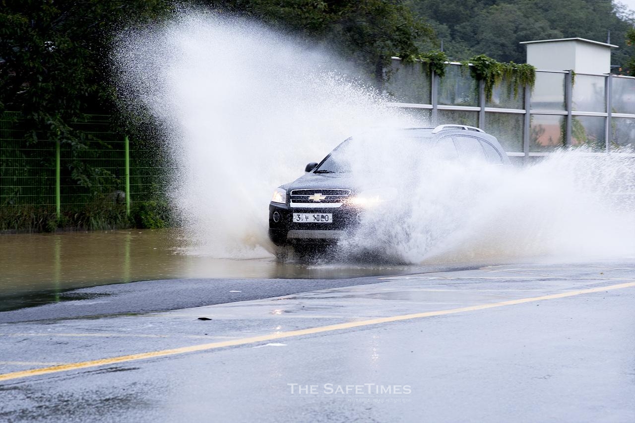 ▲ 16일 기록적인 폭우가 내린 충북 청주의 한 도로에 차량이 물보라를 일으키며 달리고 있다. ⓒ 오건호 전문위원