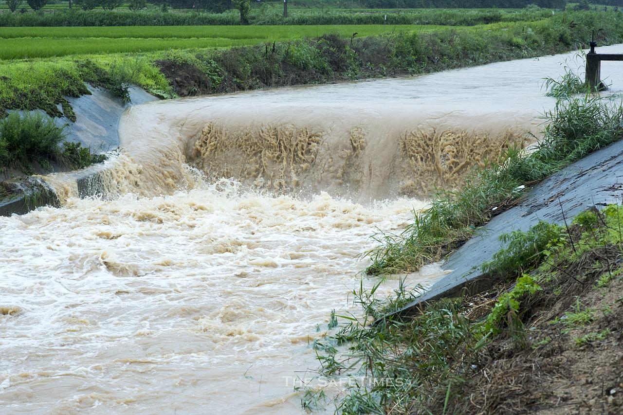 ▲ 16일 기록적인 폭우가 내린 충북 청주의 농경지 하천이 물로 가득차 있다. ⓒ 오건호 전문위원