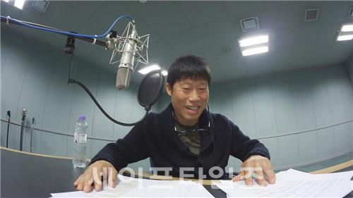 ▲ 배우 유해진이 SBS 시사교양 프로그램 '스타로부터 한 발자국' 편에서 내레이터를 하고 있다.