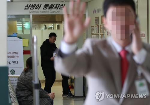 ▲ 17일 오전 서울 이대목동병원 신생아중환자실에서 경찰들이 나오고 있다.