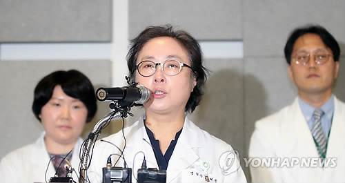 ▲ 정혜원 서울 이대목동병원장이 17일 인큐베이터에 있던 신생아 4명이 잇따라 숨진 사건에 대해 브리핑하고 있다.