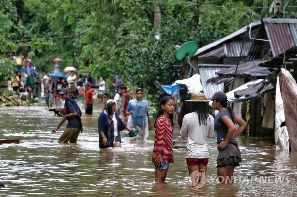 ▲ 제26호 태풍 '카이탁'이 상륙한 필리핀 중부 사마르 지역이 지난 16일(현지시간) 폭우로 홍수가 나 물에 잠겨 있다. 현지 언론은 카이탁의 강타로 일부 마을에서 산사태가 발생해 26명이 숨지는 등 지금까지 50명 이상이 사망 또는 실종된 것으로 추정된다고 17일 보도했다.