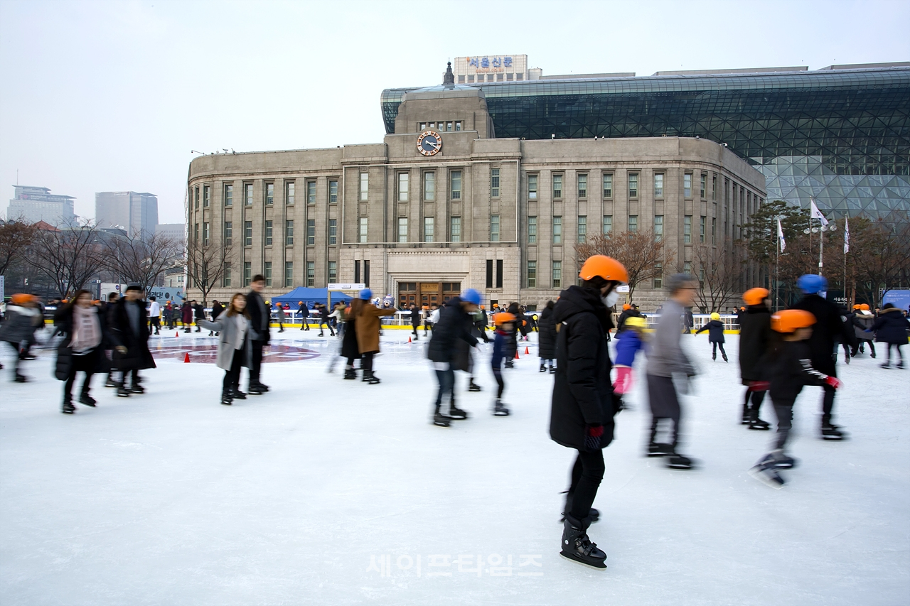 ▲ 23일 서울광장 스케이트에서 시민들이 빙판을 달리고 있다. ⓒ 오건호 사진영상부장