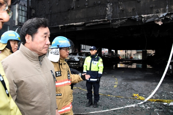 ▲ 이낙연 총리가  24일 제천 스포츠센터 화재 참사현장을 둘러보고 있다.ⓒ 문화체육관광부