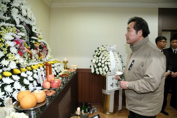 ▲  이낙연 총리가  24일 제천 제천시청 재난상황실을 방문한 뒤 시청에 마련된 분향소에 헌화하고 있다. ⓒ 문화체육관광부