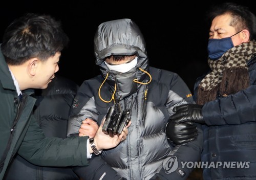 ▲ 고준희양 유기한 친부가 경찰으로 압송되고 있다.
