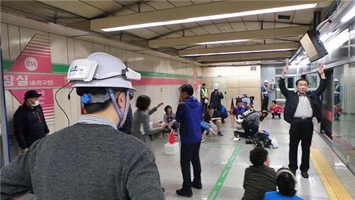 ▲ 화재 발생을 가정한 승강장에서 직원이 IoT 헬멧을 쓰고 현장을 생중계하고 있다. ⓒ 서울교통공사 제공