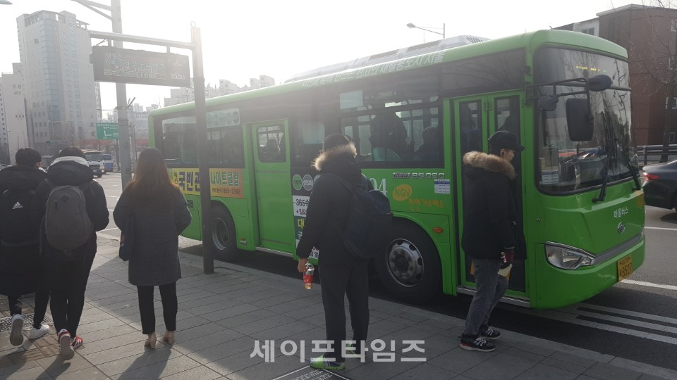 ▲ 서울 신길역 버스장류장에서 한 시민이 테이크아웃 제품을 들고 버스를 기다리고 있다. ⓒ 서경원 기자