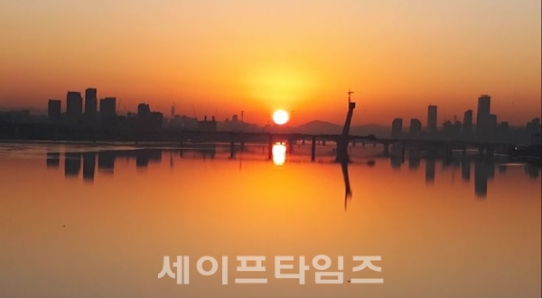 ▲ 2018년의 첫 태양이 주변을 붉게 물들이며 서울 가양대교에도 떠 올랐다. ⓒ 독자 제공