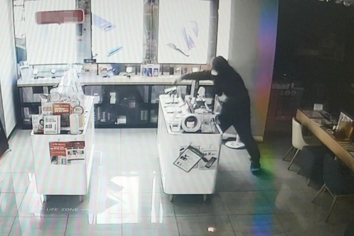 ▲ 장씨가 지난해 11월 서울 성북구 한 스마트폰 판매장에서 스마트폰을 훔치고 있다. ⓒ 성북경찰서