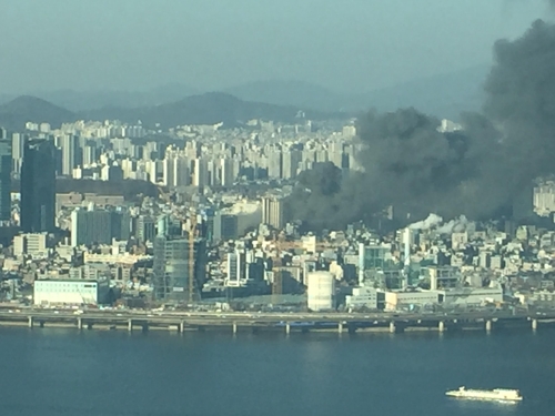 ▲ 3일 오후 3시 10분쯤 서울 마포구 서교동사거리 인근 공사 현장에서 화재가 발생해 검은 연기가 하늘로 치솟고 있다.