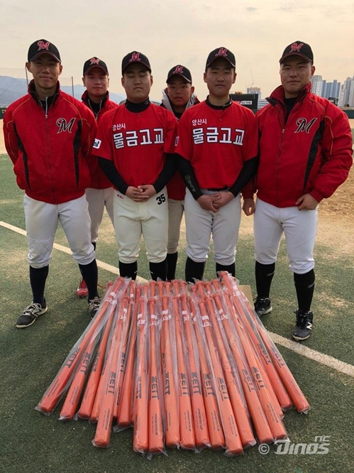 ▲ NC  박석민이 구단 연고 학교인 양산 물금고에 야구용품을 기부했다. ⓒ NC