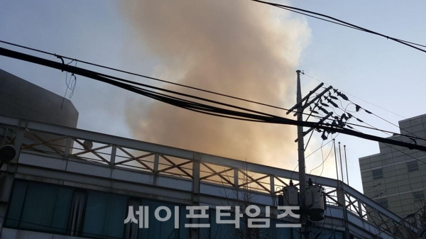 ▲ 5일 오후 3시 48분쯤 서울 종로구 돈의동 인근 건물에서 불이나 연기가 발생하고 있다. ⓒ서경원 기자