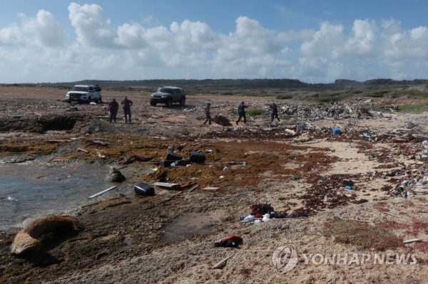 ▲ 쿠라시우 경찰이 베네수엘라 이민자 시신 4구가 발견된 해안을 조사하고 있다.