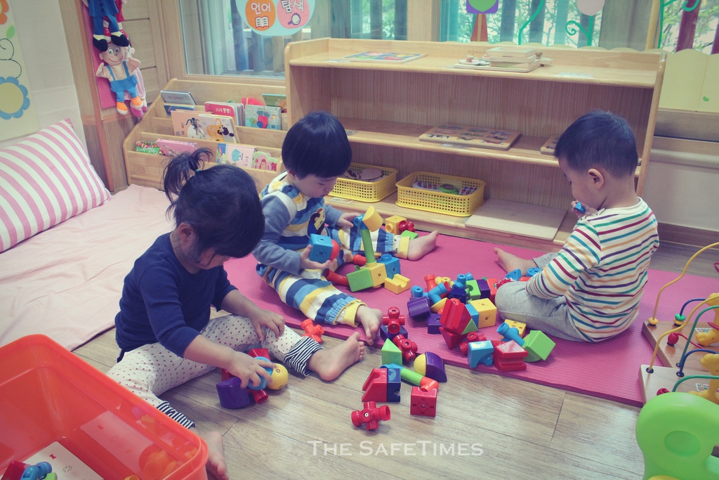 ▲ 어린이집에서 아이들이 장난감을 가지고 놀고 있다.