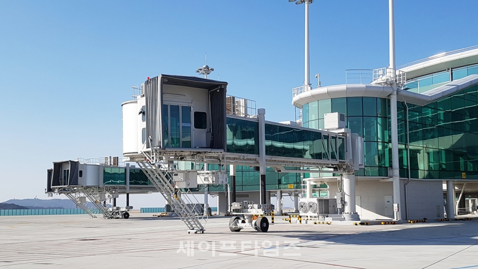 ▲ 현대로템이 제작한 신형 탑승교가 인천국제공항 제2여객터미널에서 시험 운용을 하고 있다. ⓒ 현대로템