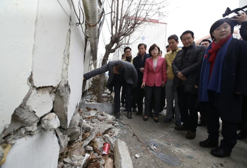 ▲ 국회 재난특위 소속 의원들이 16일 포항을 찾아 지진 피해 현장을 둘러보고 있다. ⓒ 포항시