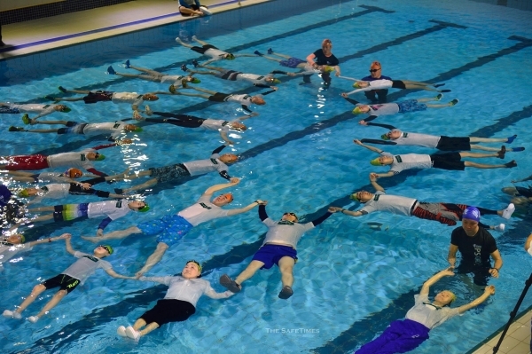 ▲ 전국에서 모인 시민들이 한국안전수영협회가 주최한 '잎새뜨기' 생존수영 강습을 받고 있다. ⓒ 세이프타임즈