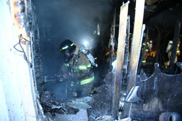 ▲  26일 오전 7시 30분께 경남 밀양시 가곡동 세종병원에서 불이나 소방대원이 화재원인을 조사하고 있다. ⓒ 경남도청