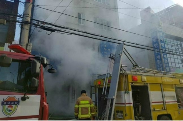 ▲ 26일 오전 경남 밀양시 가곡동 세종병원에서 불이나 소방대원이 진압하고 있다.ⓒ 경남경찰청