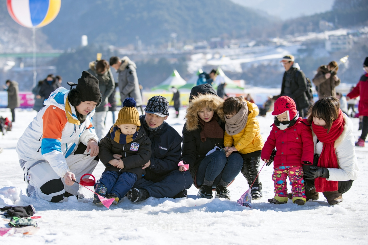 ▲ 28일 빙어잡이에 친구, 가족, 아이들이 즐거운 하루를 보내고 있다. ⓒ 오건호 사진영상부장