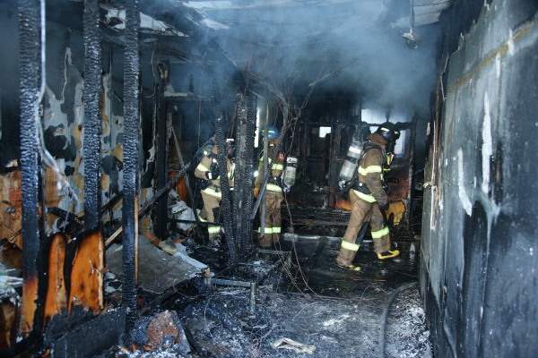 ▲ 26일 오전 7시 30분쯤 경남 밀양시 가곡동 세종병원에서 불이나 소방대원이 화재원인을 조사하고 있다. ⓒ 경남도청