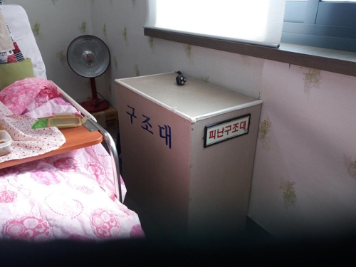 ▲ 피난 기구가 병실 좁은 틈에 놓여있다. ⓒ 서울시 소방재난본부