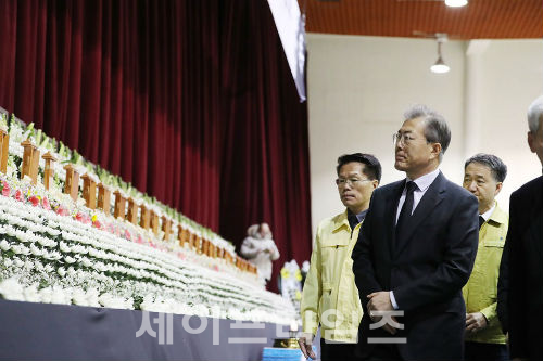 ▲ 문재인 대통령이 27일 오전 경남 밀양시 삼문동에 마련된 밀양 세종병원 화재 희생자 합동분향소를 찾아 조문하고 있다. ⓒ 청와대