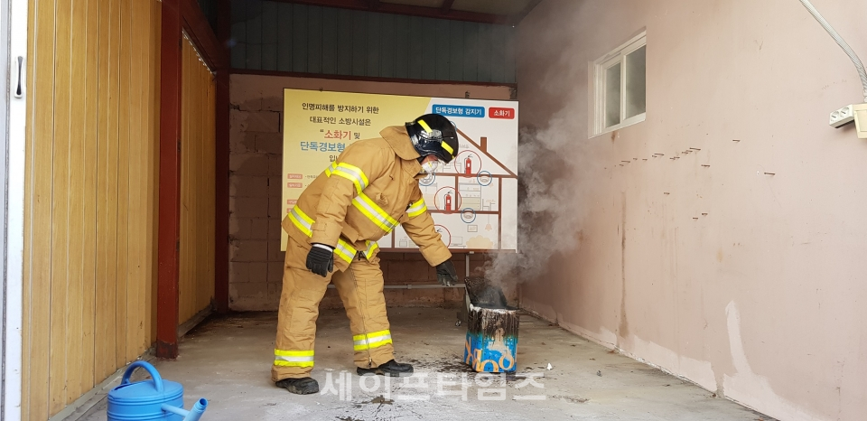 ▲ 대전소방본부 관계자가 주택용 소방시설 화재실험을 하고 있다. ⓒ 대전시