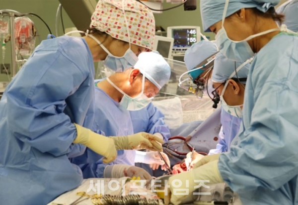 ▲ 박승일 서울아산병원 교수(왼쪽 두번째)가 국내 처음으로 생체 폐이식 수술을 집도하고 있다. ⓒ 서울아산병원
