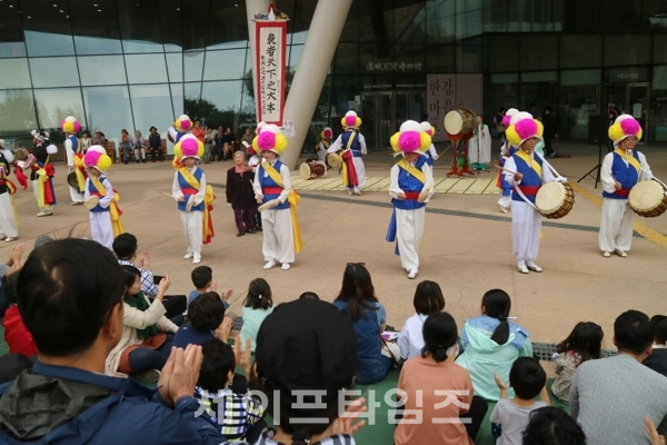 ▲ 시민들이 한성백제박물관에서 '풍물놀이' 공연을 관람하고 있다. ⓒ 서울시