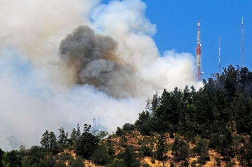 ▲ 산불로 연기가 치솟고 있는 산 크리스토발 산 ⓒ 라 테르세라 누리집 갈무리