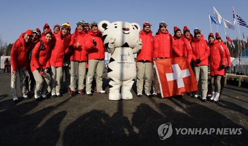 ▲ 올림픽 선수촌 앞에서 기념 촬영하는 스위스 선수단.