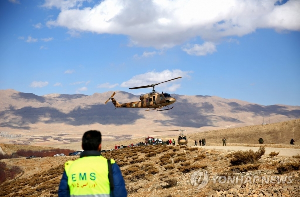 ▲ 이란 구조대가 19일(현지시간) 이란 아세만항공 소속 ATR-72 여객기가 추락한 이란 남서부 세미럼 지역 데나 산 일대에서 수색작업을 펼치고 있다.