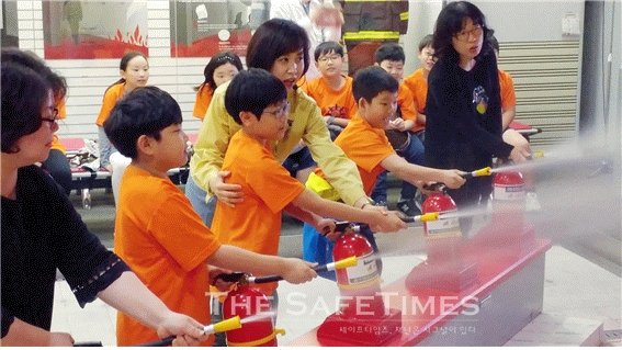 ▲ 서울시 민방위교육장에서 어린이들이 소화기 체험을 하고 있다. ⓒ 서울시