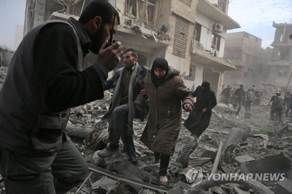 ▲ 시리아 동구타 지역에서 시리아 정부군의 무차별 폭격에 신음하는 민간인들
