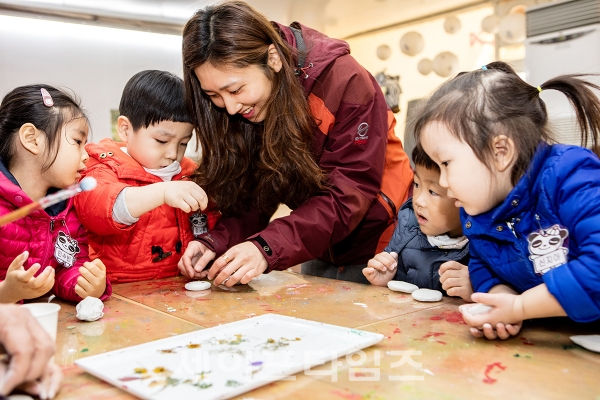 ▲ 아이들이 청계천 생태학습 프로그램에서 지점토에 꽃을 붙이고 있다. ⓒ 서울시