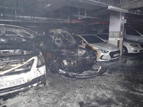 ▲ 지난 28일 부산 기장군 한 아파트 지하주차장에 화재가 발생해 차량이 불에 탔다. ⓒ 부산 기장소방서