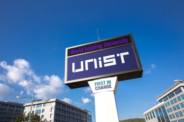 ▲ UNIST는 장재성 기계항공·원자력공학부 교수팀이 진공자외선과 광촉매를 이용하는 새로운 공기청정기술을 개발했다. ⓒ 유니스트