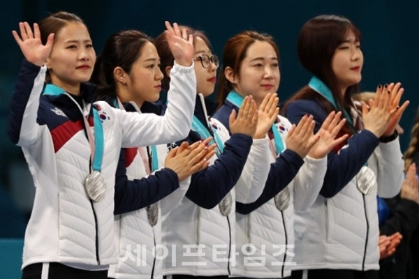 ▲ 2018평창올림픽에서 은메달을 딴 컬링 여자 대표팀이 시상대에 손을 흔들고 있다. ⓒ 평창동계올림픽조직위